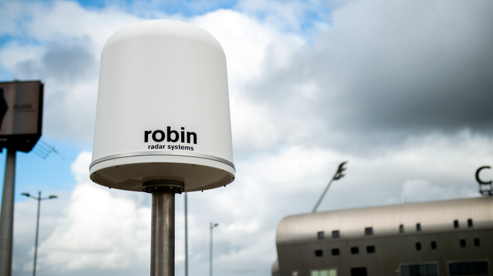 Mỗi radar nặng khoảng 29 kg, cung cấp phạm vi phủ sóng 360 độ. Ảnh: @Robin Radar.