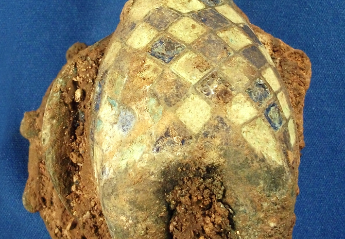 Điều đáng chú ý là phần ngực, cánh, mắt và có lẽ cả "mào" của con gà trống này được khảm thêm lớp men tuyệt đẹp bóng bẩy. Con gà trống cũng há mỏ như đang gáy. Ảnh: @Cotswold Archaeology.