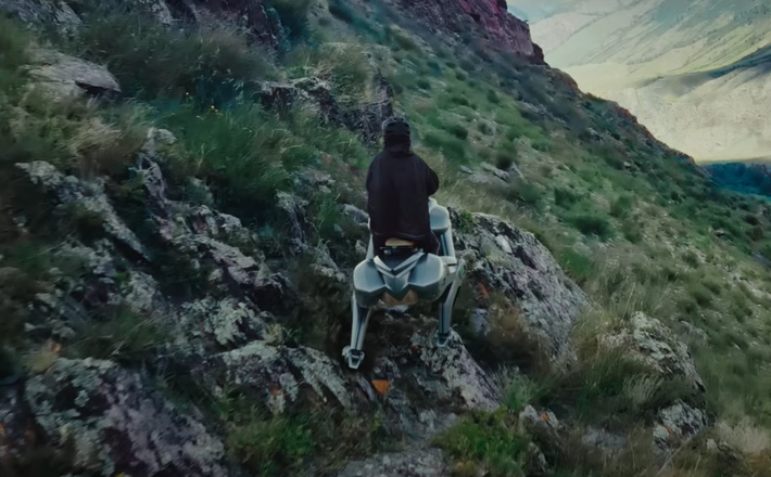 Không giống như các robot hình động vật trước đây như chú chó robot Spot của công ty Boston Dynamics, robot Corleo này được thiết kế để mọi người có thể cưỡi trên lưng nó, nhờ máy móc của robot sử dụng công nghệ trí tuệ nhân tạo (AI), và các chân được thiết kế đặc biệt để di chuyển trên các loại địa hình phức tạp.Ảnh: @Kawasaki.