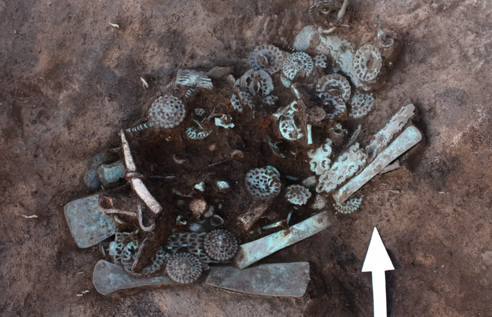 Một hố tròn nông chứa hơn 100 mảnh bẫy ngựa cũng được khai quật. Ảnh: @Đoàn thám hiểm khảo cổ Ural.