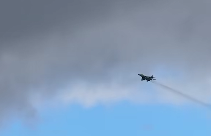 Mới đây, Bộ Tư lệnh Không quân phía Tây Ukraine đã công bố đoạn clip mới cho thấy cảnh một phi công hàng không chiến thuật phóng tên lửa chống bức xạ vào các hệ thống phòng không của Nga. Ảnh: @Bộ Tư lệnh Không quân phía Tây Ukraine.