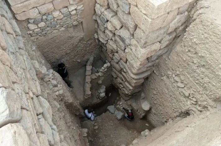 Để tiếp cận được những bức tường cung điện cao hơn sáu mét và dày hai mét này, các nhà khảo cổ học đã phải đào sâu tám mét dưới mặt đất, băng qua những di tích từ thời Ba Tư, Hy Lạp cổ đại, La Mã và Byzantine. Ảnh: @Đại học Wisconsin-Madison.