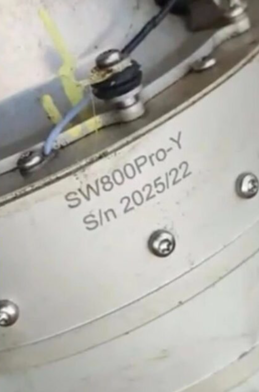 Thực tế, động cơ siêu nhỏ của Swiwin đã từng xuất hiện trong các thiết kế vũ khí của Nga. Động cơ của công ty này trước đây đã được sử dụng trên S8000 "Banderol" — một tên lửa hành trình tự chế được chế tạo dựa trên các bộ phận máy bay mô hình và được quân đội Nga sử dụng trước đó trong chiến tranh. Ảnh: @ The Kyiv Independent.