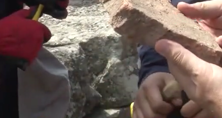 Việc kiểm tra, nghiên cứu chuyên sâu dấu tay trên viên gạch vẫn đang được tiến hành, hy vọng giúp hé lộ thêm nhiều thông tin mới về cuộc sống bản địa ở thành phố cổ Aigai cách đây gần 2.000 năm trước. Ảnh: @ Đại học Bayar.