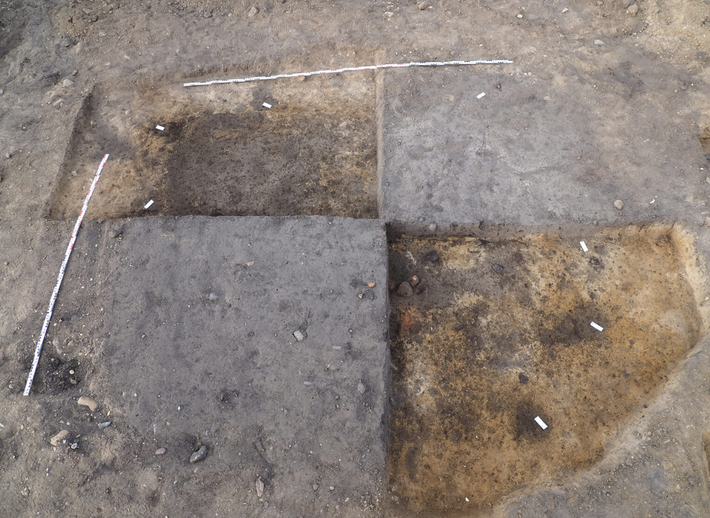 Trong số các công trình được phát hiện có một số hố chứa ban đầu được lót bằng vật liệu đan lát – sau này được sử dụng lại làm hố rác. Ảnh: @Văn phòng Quản lý Di sản và Khảo cổ học bang Saxony-Anhalt.