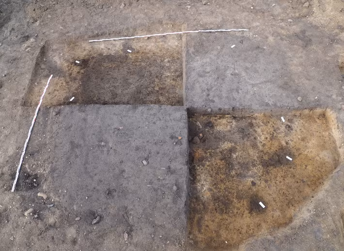 Trong số các công trình được phát hiện có một số hố chứa ban đầu được lót bằng vật liệu đan lát – sau này được sử dụng lại làm hố rác. Ảnh: @Văn phòng Quản lý Di sản và Khảo cổ học bang Saxony-Anhalt.