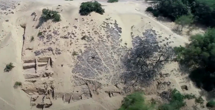 Kết quả xác định niên đại bằng phương pháp carbon phóng xạ cho thấy, công trình tôn giáo này đã 4.000 năm tuổi, nằm trong một không gian khảo cổ được xác định bởi những bức tường xây bằng bùn. Ảnh: @Bộ Văn hóa Peru.