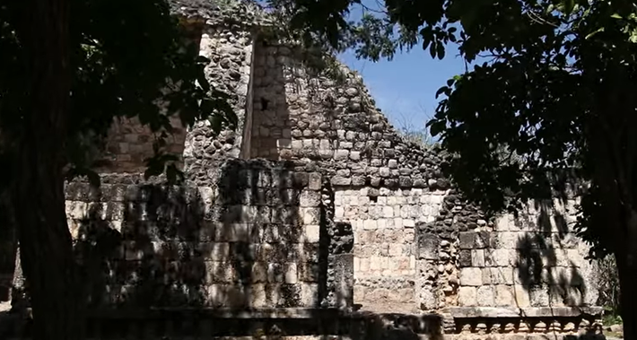 Nhiều bức tường cung điện được trang trí bằng các hình chạm khắc chim chóc, lông vũ và hạt cườm. Ảnh: @Viện Nhân chủng học và Lịch sử Quốc gia Mexico.