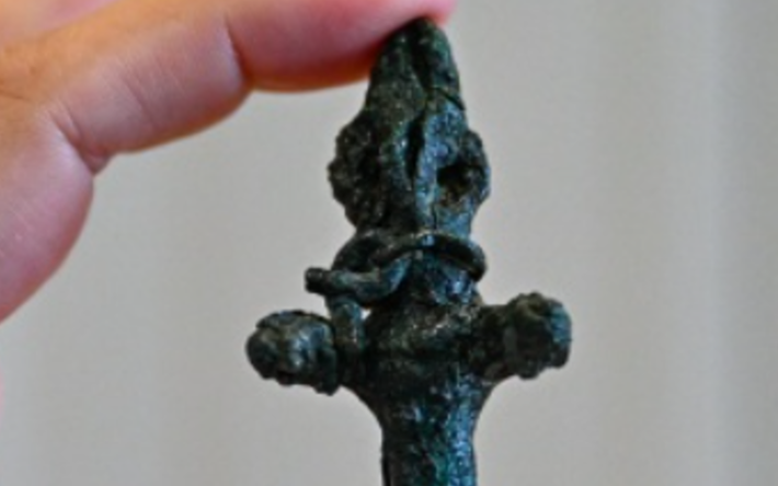 Ước tính, chiếc đinh hình người này có niên đại thuộc Thời Đại Đồ Đồng. Ảnh: @Đại học Çukurova.