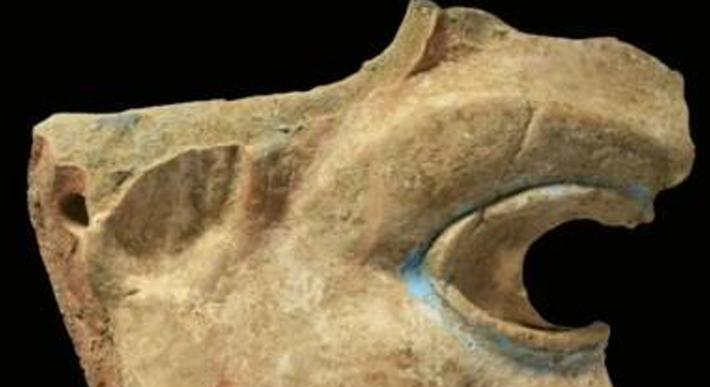 Nó cũng bao gồm một lỗ thủng dùng để giữ dây đeo cố định, cũng như lớp sơn màu xanh lam quanh mắt và màu đỏ trên râu. Ảnh: @Vladimir Kuznetsov.