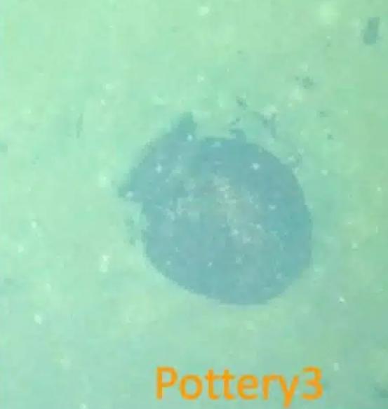 Về cơ bản, chiếc bình gốm này cao khoảng 25 cm, có màu nâu đỏ và trơn. Ảnh: @Viện Nghiên cứu Hàng hải Quốc gia Nhật Bản.