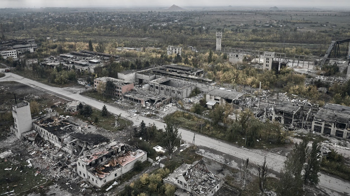 Sau nhiều tháng giao tranh dữ dội, quân Nga cuối cùng đã xuyên thủng phòng tuyến Ukraine, tiến vào trung tâm Pokrovsk “cánh cửa thép” của Donetsk. Hàng trăm binh sĩ đang giao chiến giữa những dãy nhà đổ nát, khói lửa phủ kín bầu trời. Các nguồn tin hai bên xác nhận Pokrovsk đã trở thành chiến trường khốc liệt nhất miền Đông kể từ đầu năm 2024.