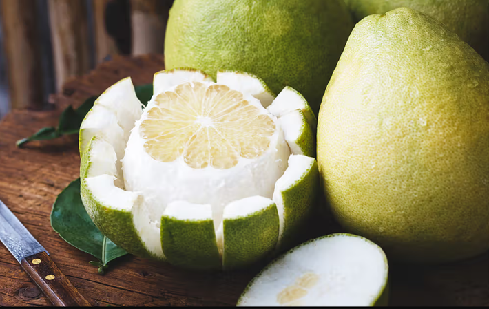 Được biết, bưởi là một loại trái cây họ cam quýt lớn được trồng rộng rãi ở Đông Nam Á và Đông Á, nó có lớp vỏ dày đáng kể và phần này thường hay bị vứt bỏ. Ảnh: @ Healthline.