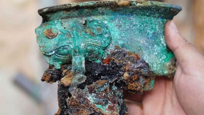 Trong lăng mộ này, các chuyên gia tìm thấy móc thắt lưng bằng ngọc bích, đồ trang sức, cốc gỗ. Ảnh: @Tiến sĩ Lan Wanli.