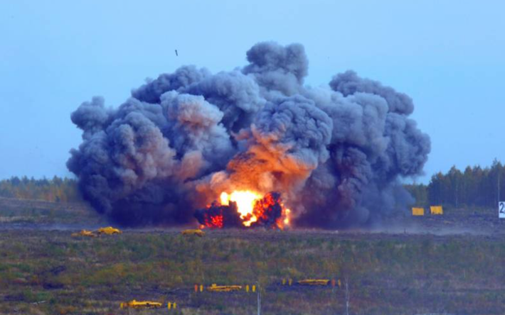 Thực ra, với máy bay không người lái FPV, đạn dược lơ lửng và UAV giám sát đang trở thành một số mối đe dọa phổ biến nhất ở tiền tuyến, TOS-1A cần được che chắn mạnh hơn để tránh bị phát hiện và bị phá hủy trước khi khai hỏa hành động. Ảnh: @Army Recognition.