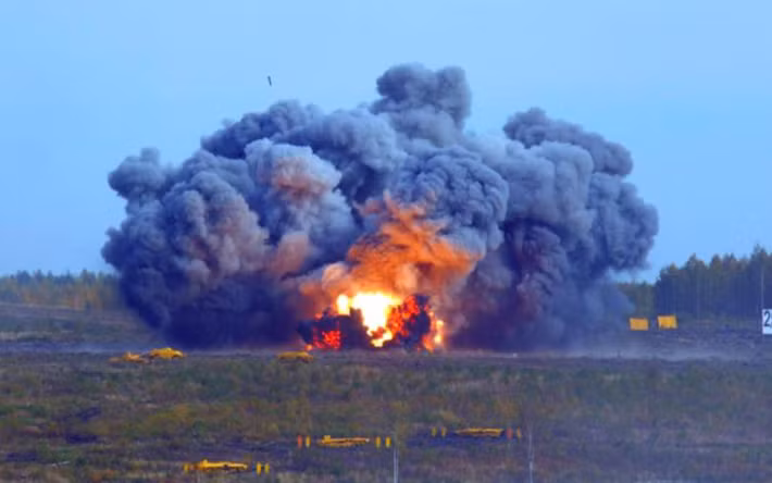 Thực ra, với máy bay không người lái FPV, đạn dược lơ lửng và UAV giám sát đang trở thành một số mối đe dọa phổ biến nhất ở tiền tuyến, TOS-1A cần được che chắn mạnh hơn để tránh bị phát hiện và bị phá hủy trước khi khai hỏa hành động. Ảnh: @Army Recognition.