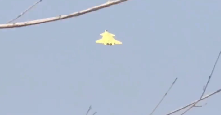 Về ngoại hình, J-20A có thiết kế kết nối giữa buồng lái và thân máy bay được nâng cao, nhằm cải thiện tính khí động học và tăng thể tích bên trong. Ảnh: @Tập đoàn Công nghiệp Máy bay Thành Đô của Trung Quốc.