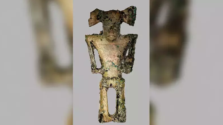 Những bức tượng kim loại nhỏ bên trong bình được mô tả là hình người, một số có mũ trùm đầu, gậy và vũ khí, trong khi những hình khác có hình dạng giống rắn và nhiều loài động vật khác nhau. Ảnh: @Francisco Correa.