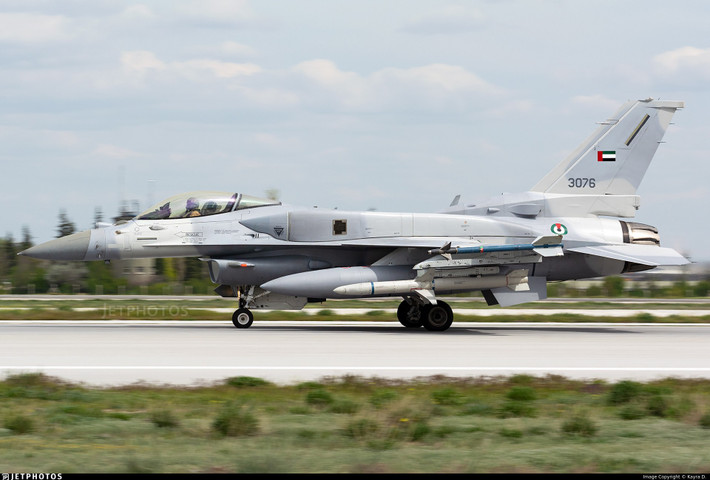 Tiêm kích F-16E Desert Falcon của Không quân UAE trên đường băng. Đây là biến thể F-16 được tùy biến sâu nhất từng xuất khẩu, đóng vai trò chủ lực tấn công của Abu Dhabi trong mọi kịch bản xung đột khu vực.