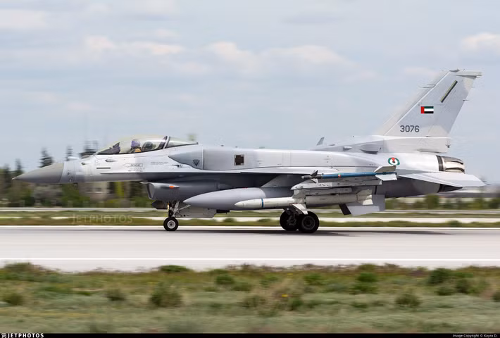Tiêm kích F-16E Desert Falcon của Không quân UAE trên đường băng. Đây là biến thể F-16 được tùy biến sâu nhất từng xuất khẩu, đóng vai trò chủ lực tấn công của Abu Dhabi trong mọi kịch bản xung đột khu vực.