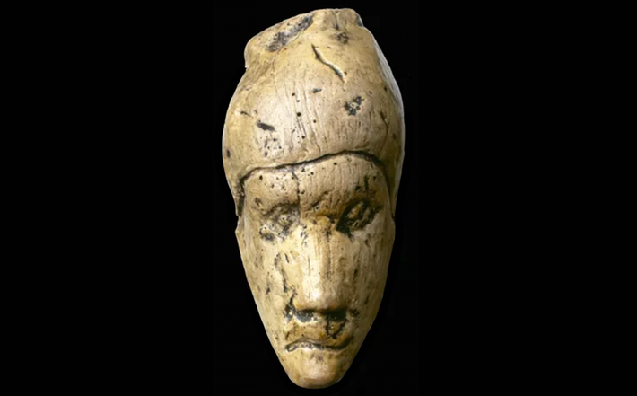 Đó là một bức tượng đầu người, được chạm khắc từ ngà voi ma mút thông qua các công cụ bằng đá thô sơ. Ảnh: @Viện Nghiên Cứu Khảo Cổ Cộng hòa Séc.