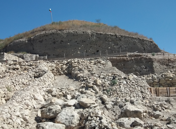 Trong một ngôi nhà mới khai quật, các nhà khảo cổ đã phát hiện ra một số vật hiến tế khác được đặt dưới sàn nhà. Ảnh: @Bảo Tàng Quốc gia Bulgaria.