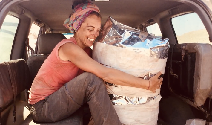 Xác ướp được bảo quản cực kỳ tốt và dễ dàng được vận chuyển bởi các nhà nghiên cứu, nó sẽ được kiểm tra bằng các kỹ thuật hình ảnh y học (chụp X-quang, chụp cắt lớp, tái tạo 3D, v.v.) để nghiên cứu khảo cổ chuyên sâu hơn. Ảnh: @Trung tâm nghiên cứu khảo cổ CReA-Patrimoine.