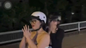 Cô gái buông tay khi lái xe máy, CSGT TP.HCM vào cuộc xác minh