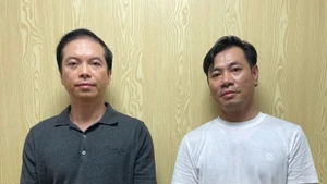 Mâu thuẫn sau va chạm giữa hai ô tô ở phường Bến Thành