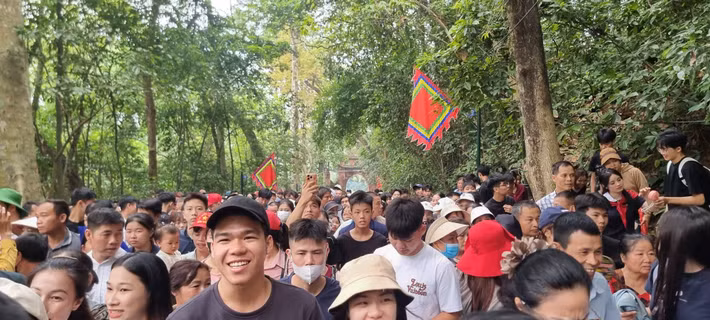 Lượng người lên các đền đông đúc.