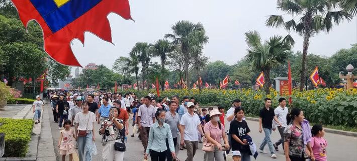 Mặc dù ngày mai, 26/4 mới là chính hội nhưng lượng du khách về Đền Hùng ngày hôm nay, 25/4 (tức 9/3 âm lịch) đã tăng cao. Từ 8h sáng, lối lên các đền, chùa trong khu di tích đã có rất đông người dân và du khách.