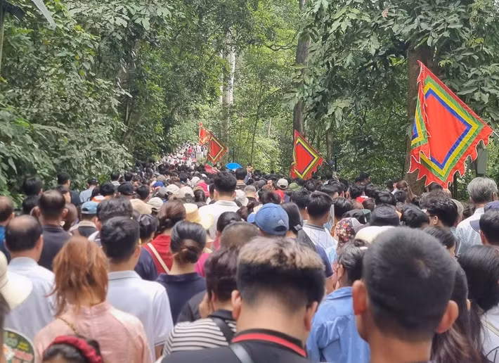 Ước tính đã có khoảng 1 triệu lượt người lên Đền thắp hương tưởng niệm các Vua Hùng từ sáng mùng 9/3 Âm lịch.