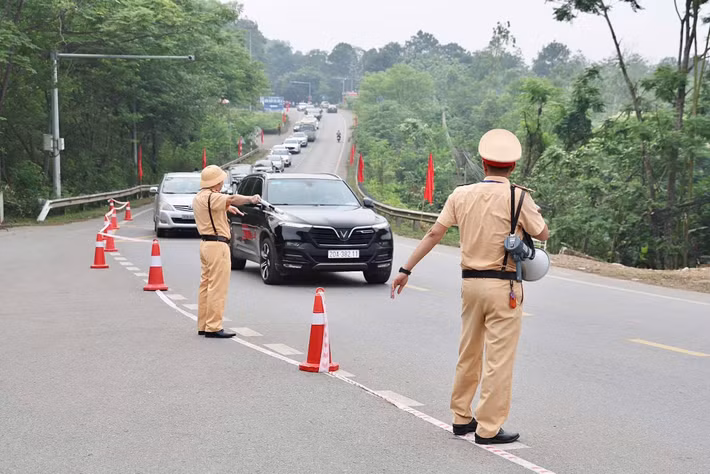 Song song với đó, phòng Cảnh sát giao thông, Công an tỉnh duy trì công tác hướng dẫn phân luồng, điều tiết giao thông, góp phần bảo đảm trật tự an toàn giao thông khu vực lễ hội, phục vụ việc di chuyển của người dân đi lễ hội được thuận tiện.