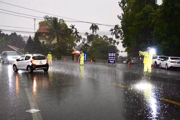 Dự báo trong những ngày tới, khi tiến gần đến chính lễ Giỗ Tổ Hùng Vương, lượng người về dâng hương sẽ tiếp tục gia tăng. Các cơ quan chức năng đang tiếp tục triển khai các phương án đảm bảo an ninh trật tự, an toàn giao thông và phục vụ người dân, du khách hành hương. Giỗ Tổ Hùng Vương - Lễ hội Đền Hùng và Tuần Văn hóa - Du lịch Đất Tổ năm Bính Ngọ 2026 được tổ chức từ ngày 17/4/2026 đến ngày 26/4/2026 (tức từ ngày 01/3 đến hết ngày 10/3 năm Bính Ngọ) với nhiều điểm mới và hoạt động đặc sắc. Các nghi thức truyền thống (phần lễ) gồm: Lễ dâng hương tưởng niệm các Vua Hùng của các xã, phường trong tỉnh từ ngày 07 - 21/4/2026 (tức từ ngày 20/02 - 05/3 năm Bính Ngọ); Lễ Giỗ Đức Quốc Tổ Lạc Long Quân và Dâng hương tưởng niệm Tổ Mẫu Âu Cơ ngày 22/4/2026 (tức ngày 06/3 năm Bính Ngọ); Lễ rước kiệu của các xã, phường trong khu vực Đền Hùng ngày 23/4/2026 (tức ngày 07/3 năm Bính Ngọ); Lễ Giỗ Tổ Hùng Vương và Dâng hoa tại Bức phù điêu “Bác Hồ nói chuyện với cán bộ, chiến sỹ Đại đoàn quân Tiên Phong” ngày 26/4/2026 (tức ngày 10/3 năm Bính Ngọ). Bên cạnh đó, còn có chuỗi các sự kiện văn hóa, thể thao, du lịch (phần hội) tại Giỗ Tổ Hùng Vương - Lễ hội Đền Hùng và Tuần Văn hóa - Du lịch Đất Tổ năm Bính Ngọ 2026.