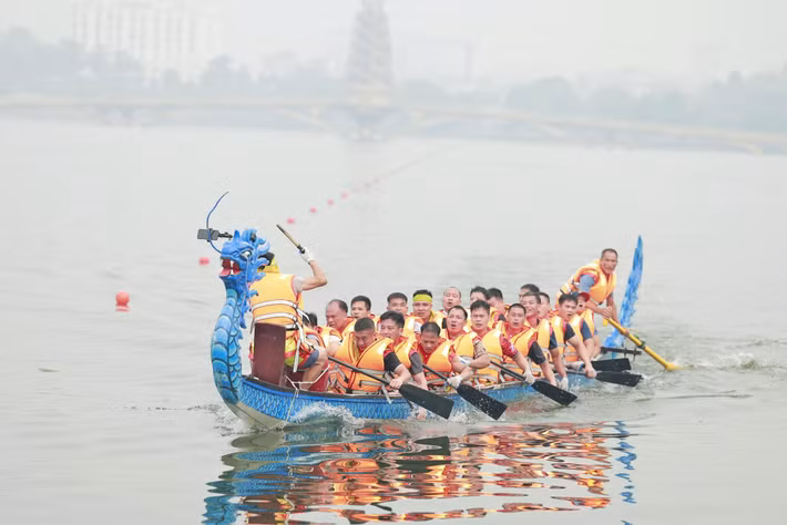 Sáng 25/4 tức mùng 9/3 Âm lịch, tại hồ Công viên Văn Lang, tỉnh Phú Thọ diễn ra giải Bơi chải tỉnh Phú Thọ năm 2026. Bơi chải là môn thể thao truyền thống đặc sắc, gắn liền với lịch sử dựng nước và giữ nước của dân tộc, là biểu tượng cho ý chí quật cường, tinh thần thượng võ của cư dân vùng sông nước Kinh đô Văn Lang xưa.