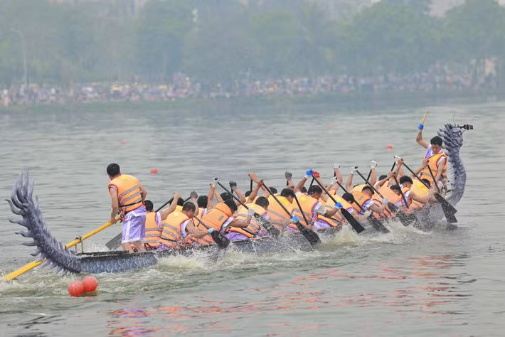 Tham gia giải đấu năm nay có 9 đội chải gồm: Thanh Miếu, Việt Trì 1, Việt Trì 2, Tam Nông, Thọ Văn, Đào Xá, Tiên Lương, Đoan Hùng, Sông Lô với 240 vận động viên đại diện cho tinh thần đoàn kết và sức trẻ của các địa phương.