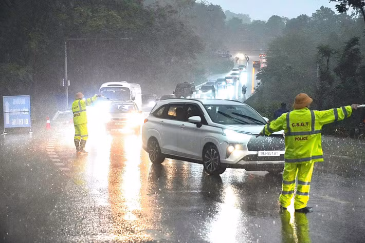 Ở khu vực bên ngoài, đặc biệt là các tuyến đường dẫn vào khu di tích, lực lượng Cảnh sát giao thông đã có mặt từ sớm để tổ chức phân luồng, điều tiết phương tiện. Dù mưa kéo dài, lực lượng chức năng vẫn duy trì vị trí, hướng dẫn các phương tiện di chuyển, hạn chế tình trạng ùn tắc cục bộ.