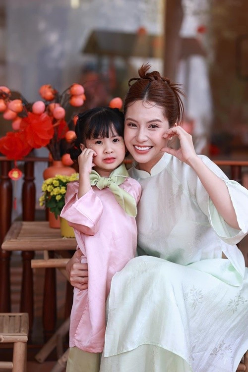 Mối quan hệ giữa Thiên An - Jack vẫn căng thẳng sau 4 năm. Jack khẳng định, anh bị tình cũ cấm cản thăm nom bé Trần Nguyễn Yên Đan (Sol) đồng thời khẳng định vẫn chu cấp cho con gái. Phía Thiên An cho biết, Jack từng hỗ trợ một số khoản tài chính trong giai đoạn đầu bằng tiền, vào tài khoản cá nhân, nhưng không đều đặn, các khoản tiền hỗ trợ cũng không cố định và đã cắt đứt hoàn toàn (lần cuối cùng Thiên An nhận được hỗ trợ là vào khoảng giữa năm 2022). Ảnh: FB Mẹ An và bé Sol. jack1.jpg