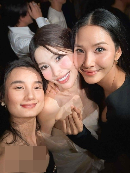Hoàng Thùy (ngoài cùng bên phải) - Lê Thúy thân thiết trở lại khi tham dự đám cưới Quỳnh Châu (giữa). Chứng kiến màn làm hòa của Lê Thúy và Hoàng Thùy, Quỳnh Châu chia sẻ: "2 người chị mà Châu tiếp xúc và thấy rất quý. Thiệt tình, thẳng thắn, mà tính đó đôi khi làm người khác hiểu lầm, nhưng hiểu rồi thì thương lắm... Ảnh: FB Quỳnh Châu. lethuy1.jpg