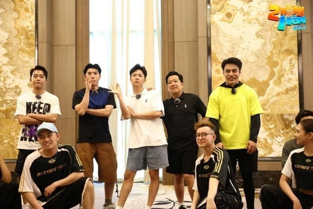 Trường Giang nâng đỡ HIEUTHUHAI trong 2 Ngày 1 đêm. Ảnh: Người Đưa Tin. giang2.jpg