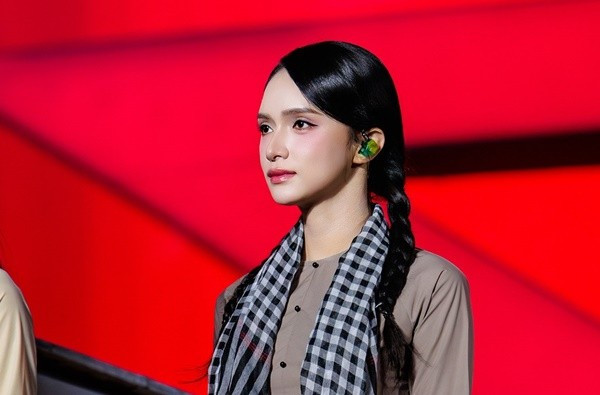 Hương Giang chung tay giúp đỡ bà con miền Trung. Ảnh: FB Hương Giang. giang.jpg