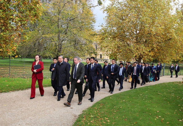 Tổng Bí thư Tô Lâm và Đoàn đại biểu cấp cao Việt Nam trong khuôn viên trường Đại học Oxford Tổng Bí thư Tô Lâm và Đoàn đại biểu cấp cao Việt Nam trong khuôn viên trường Đại học Oxford