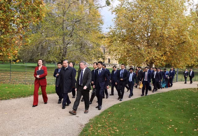 Tổng Bí thư Tô Lâm và Đoàn đại biểu cấp cao Việt Nam trong khuôn viên trường Đại học Oxford
