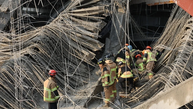 Hiện trường sập công trình thư viện ở Hàn Quốc, 2 người tử vong