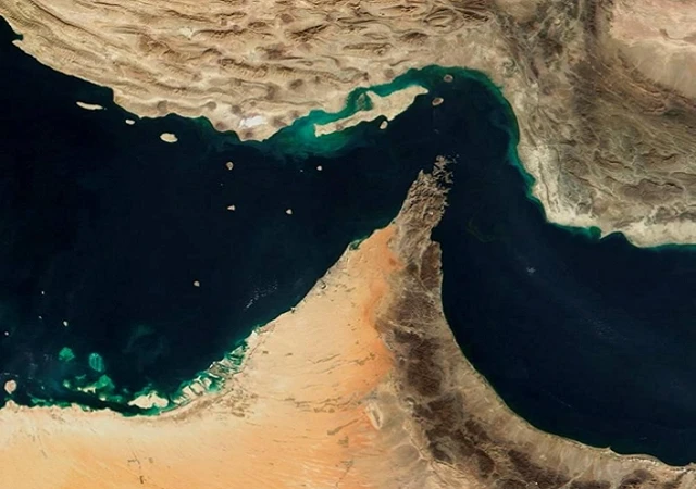 Hình ảnh tàu chở dầu xếp hàng dài ở eo biển Hormuz