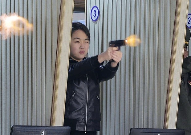 Ông Kim Jong Un và con gái thử súng tại nhà máy vũ khí