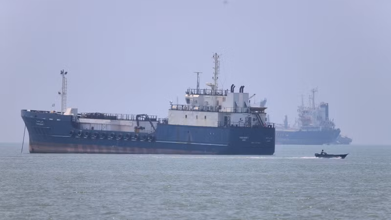 Kế hoạch sơ tán 11.000 thủy thủ mắc kẹt qua eo biển Hormuz