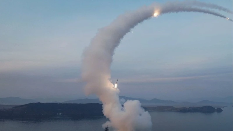 Ông Kim Jong Un cùng con gái theo dõi vụ thử tên lửa hành trình