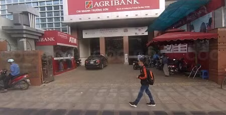 Ngan hang Agribank chi nhanh Truong Son dau gia dat tien ty de thu hoi no