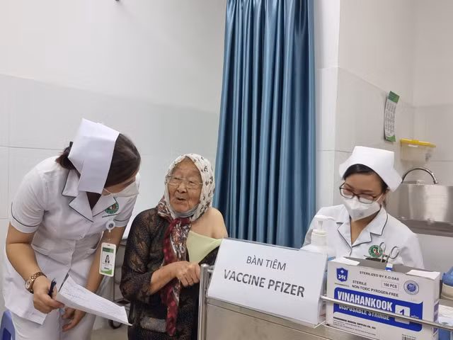 TP HCM phat dong thang cao diem tiem nhac lai vaccine phong Covid-19-Hinh-2